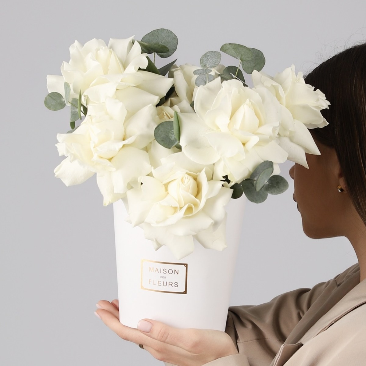 Белые французские розы в коробке